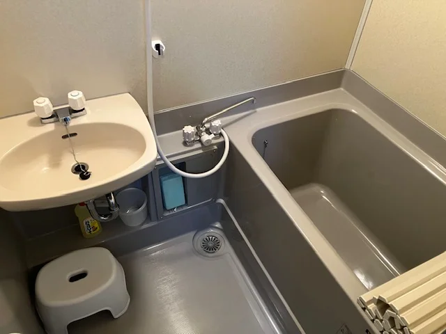 浴室用椅子、手桶、お掃除用具がございます。