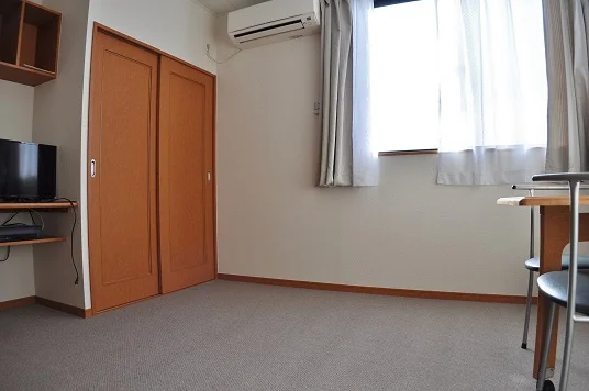 カーテン、エアコン付き（部屋によりメーカーは異なります）