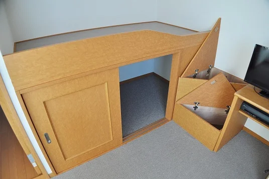 上部はベッド、下部と階段は収納スペース