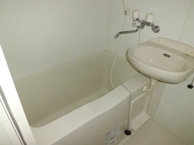 洗面台付バスルーム。