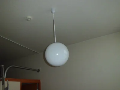 吊り下げ型ライトで居室は素敵なムードに・・・
