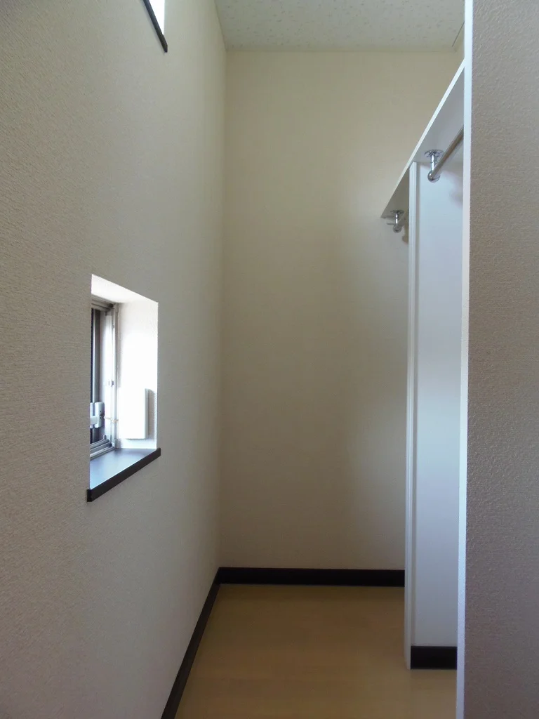 階段横のウォークインクローゼットです。