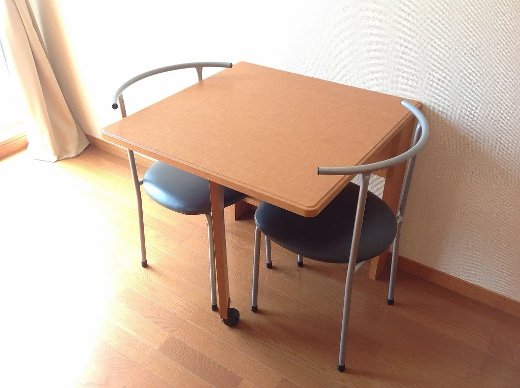 テーブルはたたむことはできますが移動はできません