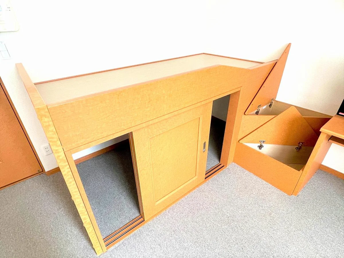 ベッド下、階段下は大容量収納！