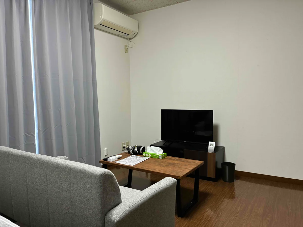 TV、ローテーブル、ソファー