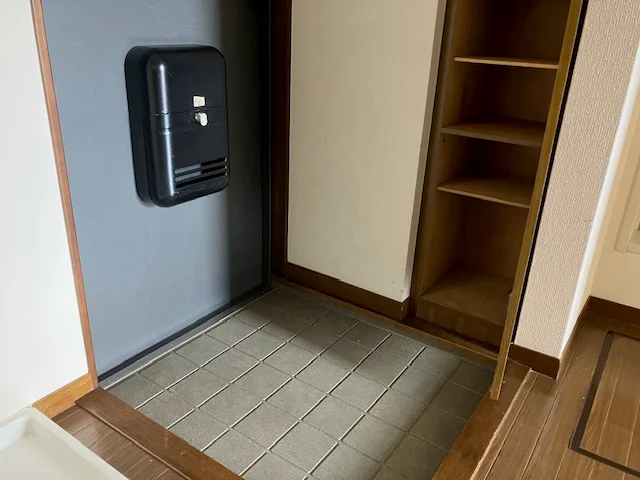玄関部（靴ベラ、傘立てが付きます。）