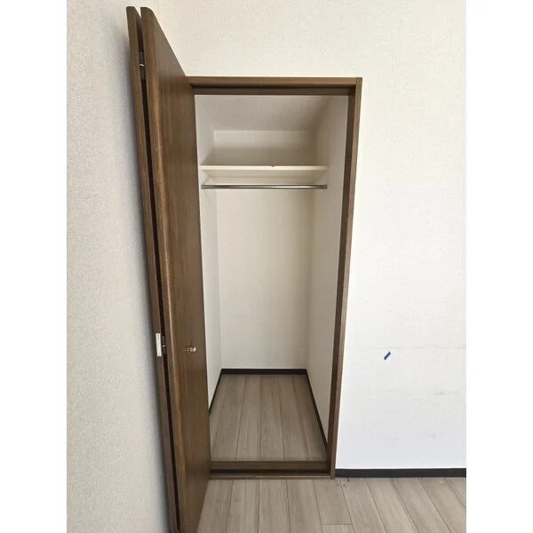 家具家電、消耗品雑貨品設置前の室内写真となります。