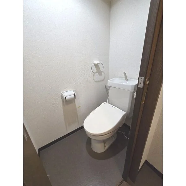 家具家電、消耗品雑貨品設置前の室内写真となります。