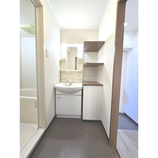 家具家電、消耗品雑貨品設置前の室内写真となります。