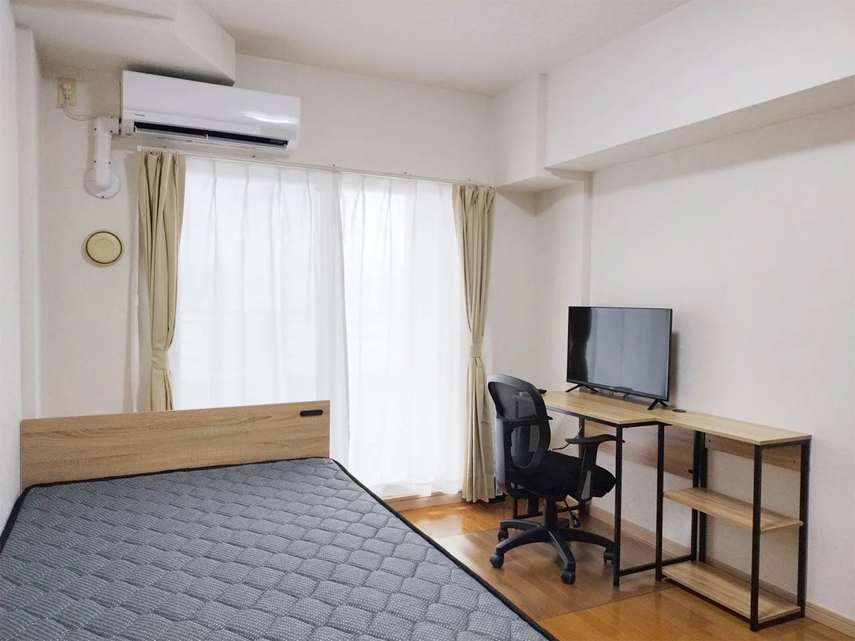 写真はお部屋のイメージです。ラグなどの室内装飾はございません。