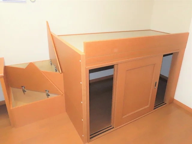 ベッド下、階段下は大容量収納！