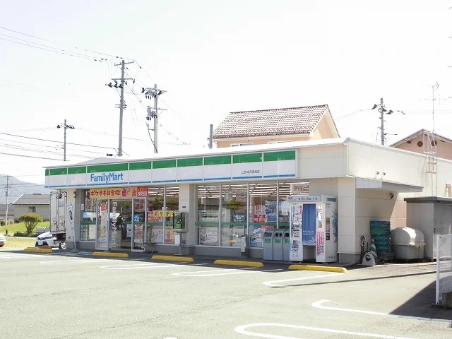 ファミリーマートまで690m
