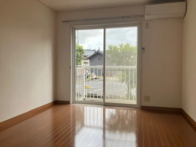 日当り良好です。（TV・ローテーブル・ソファー・ベッド・姿見等の設置前写真です。）