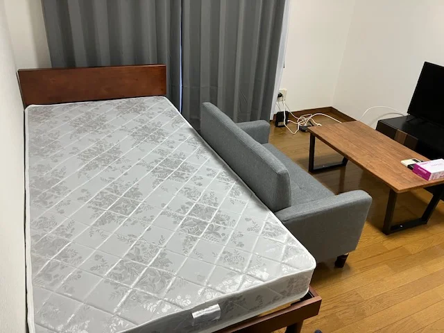 ベッド・マットレスが標準設備となっております。