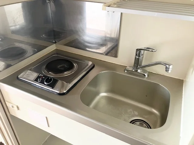 電気コンロです。（調理器具・食器も付きます。）