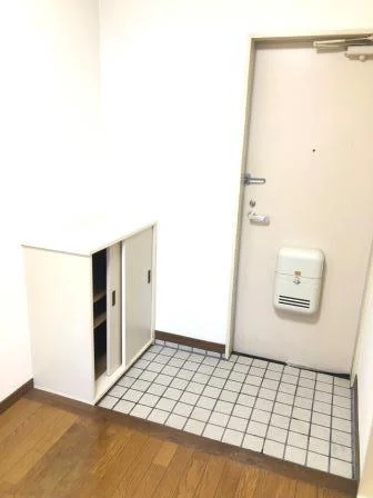 玄関部（靴ベラ、傘立ても設置しています。）