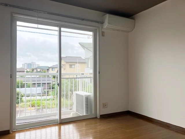 家具家電配置前の居室部分です。（TV・ローテーブル、ソファー、ベッド、姿見が配置されます。）