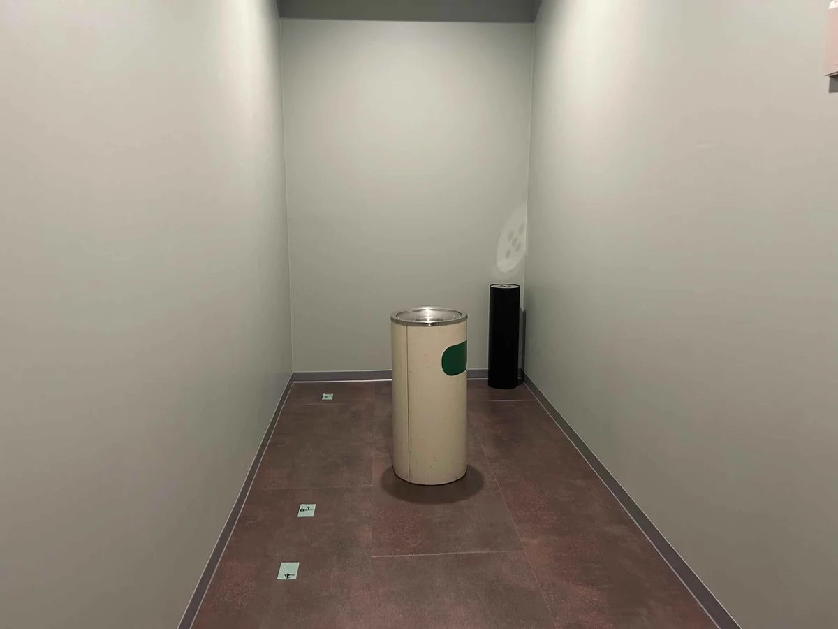 2Fに喫煙室がございます。