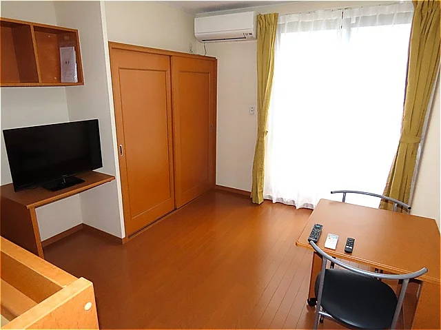 カーテンやテーブル、テレビも備え付けです