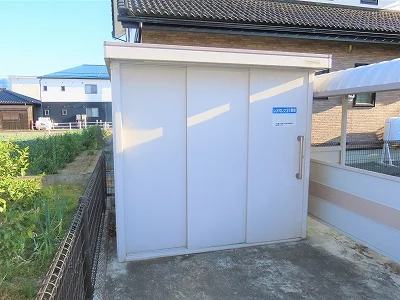 敷地内にゴミ庫が設置されておりゴミ捨てに便利です