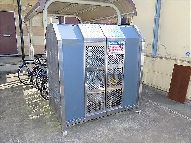 敷地内にゴミ庫が設置されておりゴミ捨てに便利です