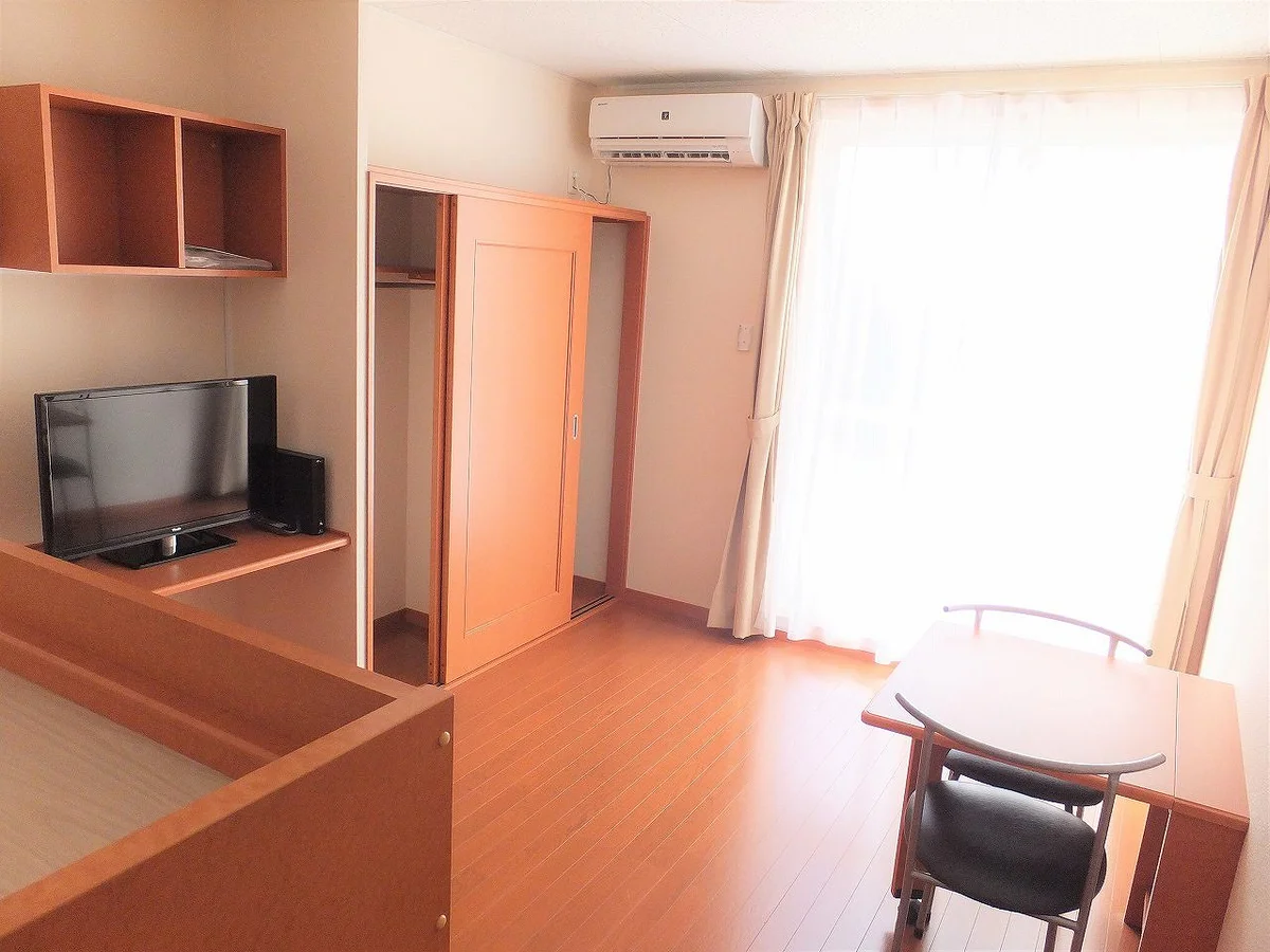 カーテンやテーブル、テレビも備え付けです