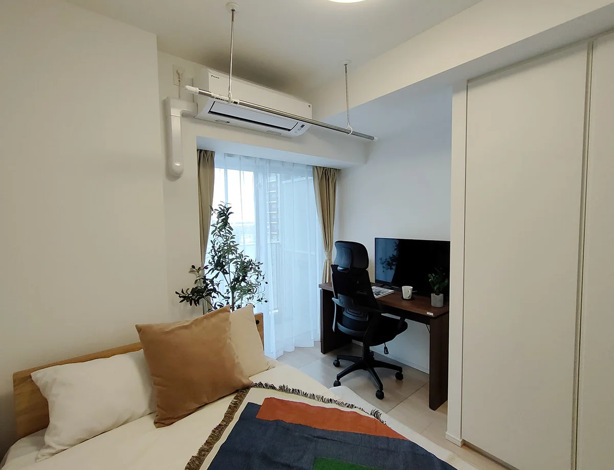 写真はお部屋のイメージです。ラグなどの室内装飾はございません。