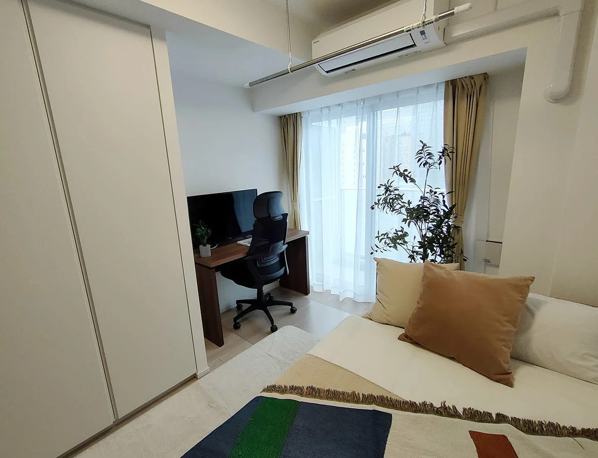 写真はお部屋のイメージです。ラグなどの室内装飾はございません。