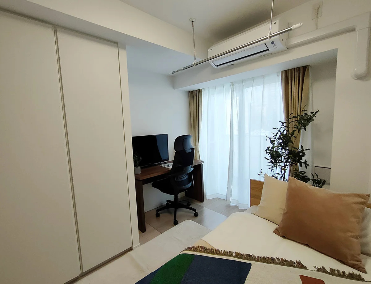 写真はお部屋のイメージです。ラグなどの室内装飾はございません。