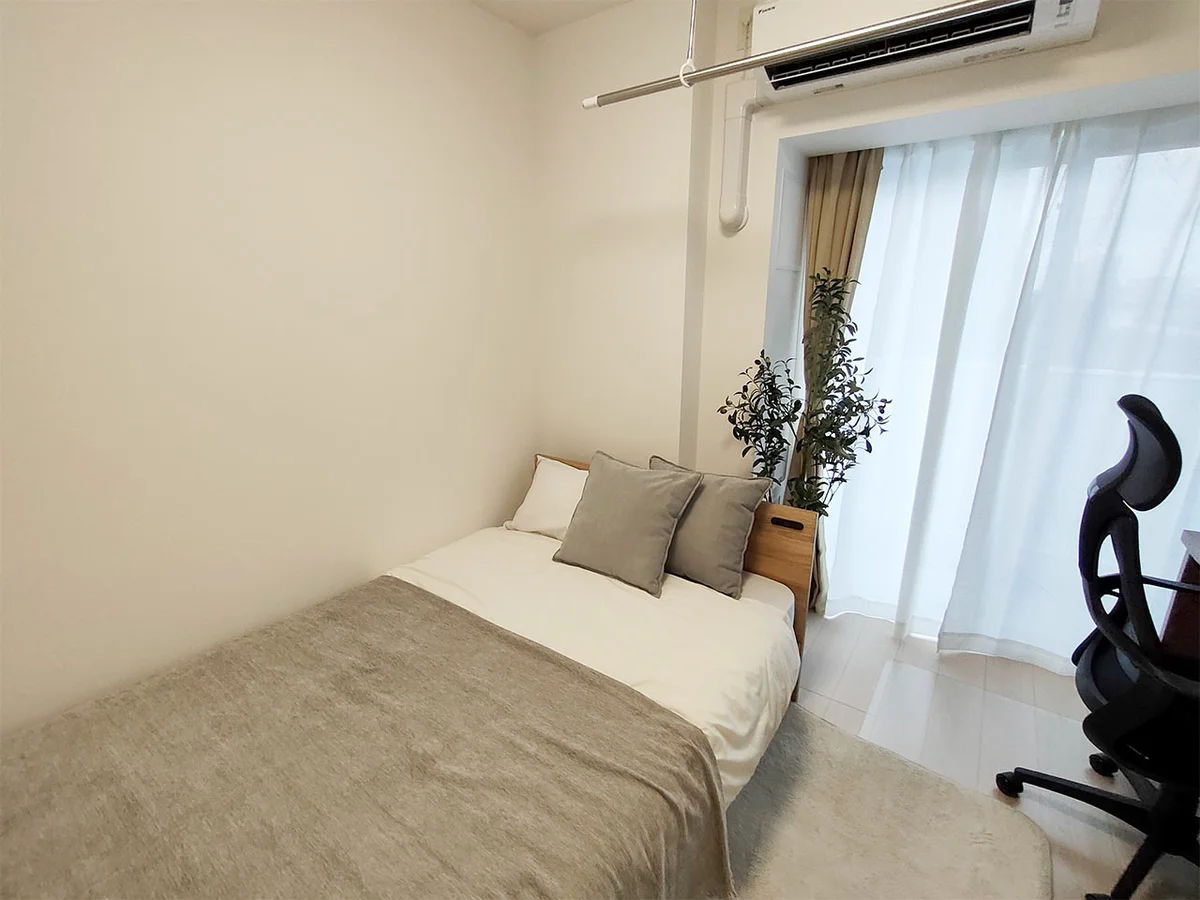 写真はお部屋のイメージです。ラグなどの室内装飾はございません。