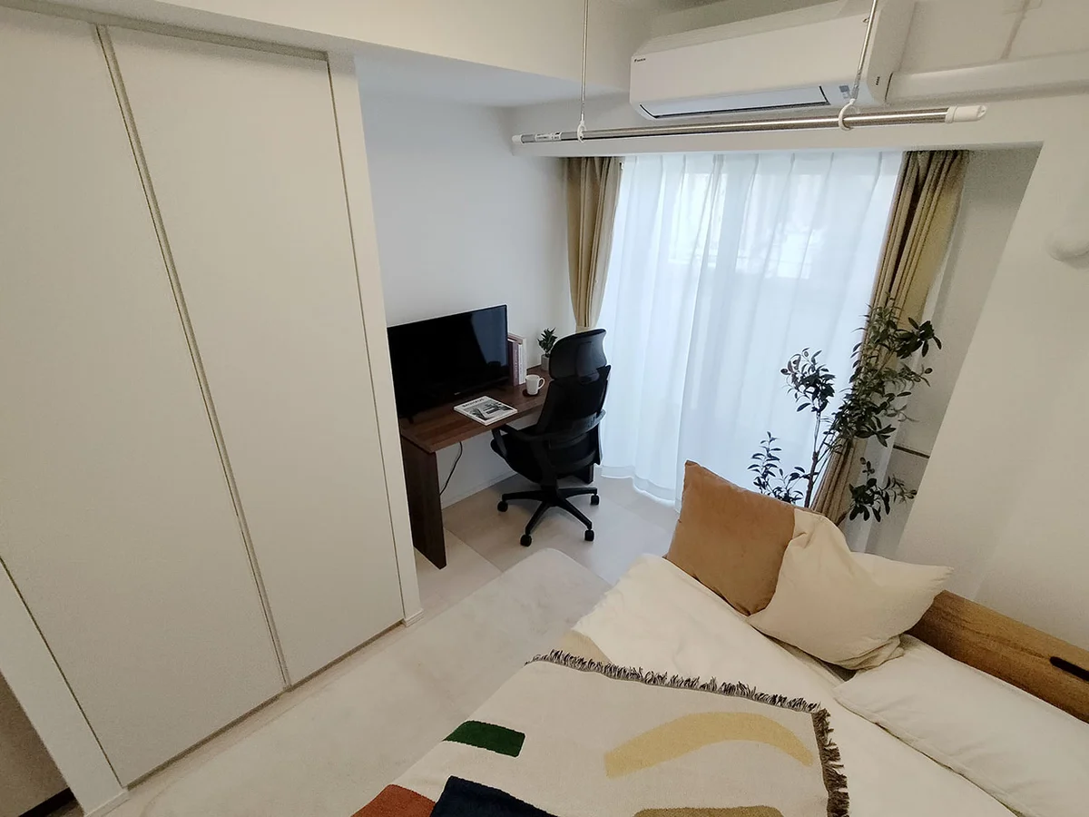 写真はお部屋のイメージです。ラグなどの室内装飾はございません。