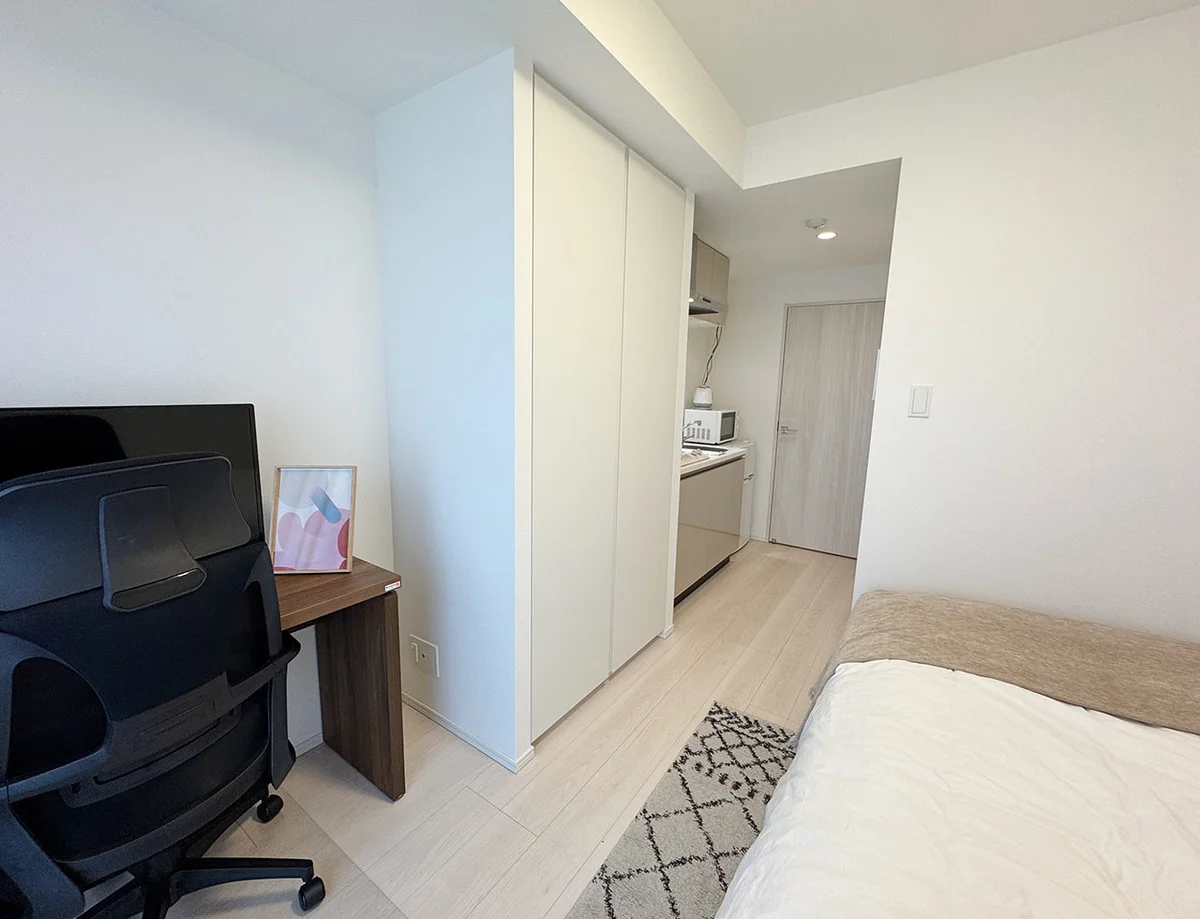 写真はお部屋のイメージです。ラグなどの室内装飾はございません。