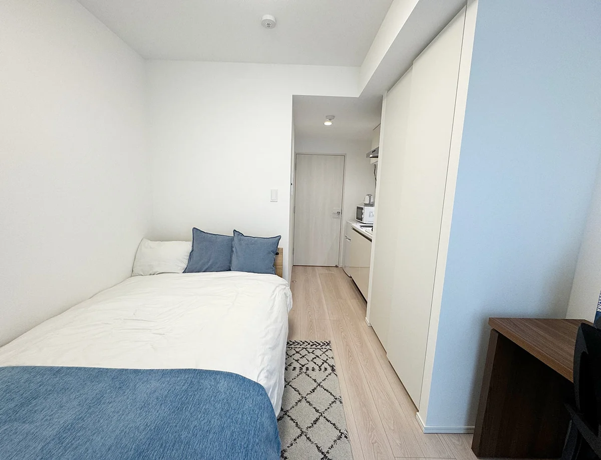 写真はお部屋のイメージです。ラグなどの室内装飾はございません。