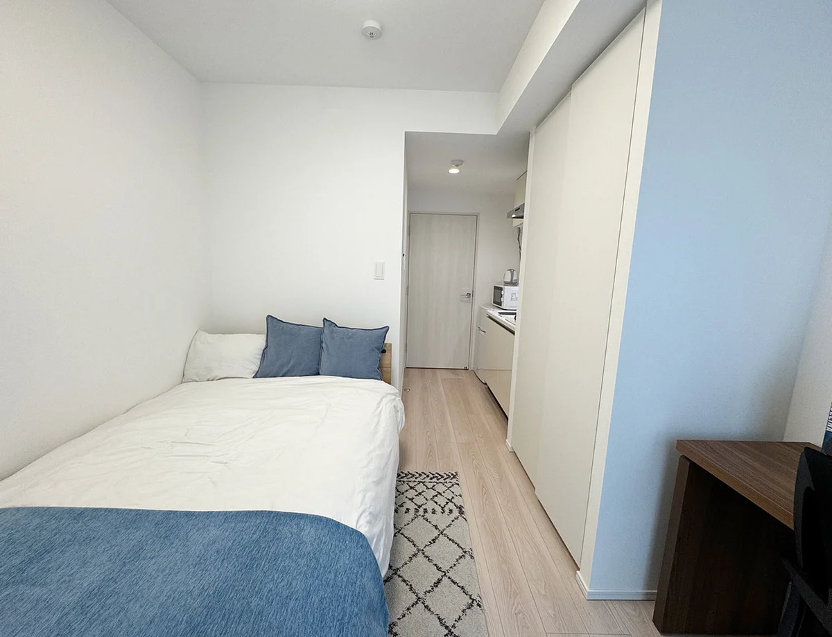 写真はお部屋のイメージです。ラグなどの室内装飾はございません。