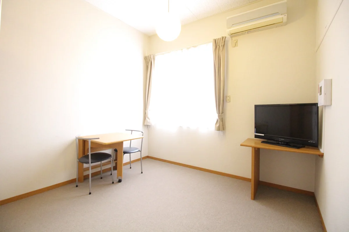 ロフト付きタイプなので、天井高く開放感のあるお部屋です。