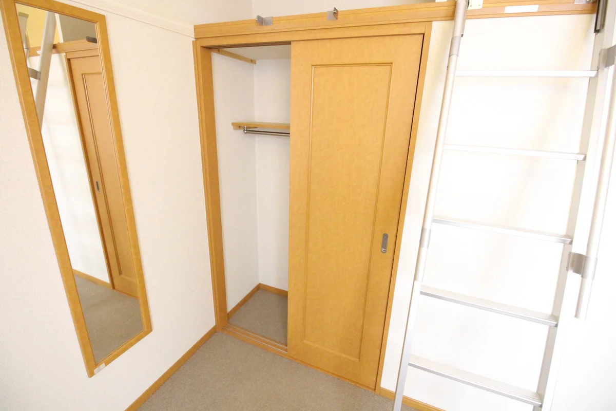 クローゼットの横に全身姿見があり便利です。