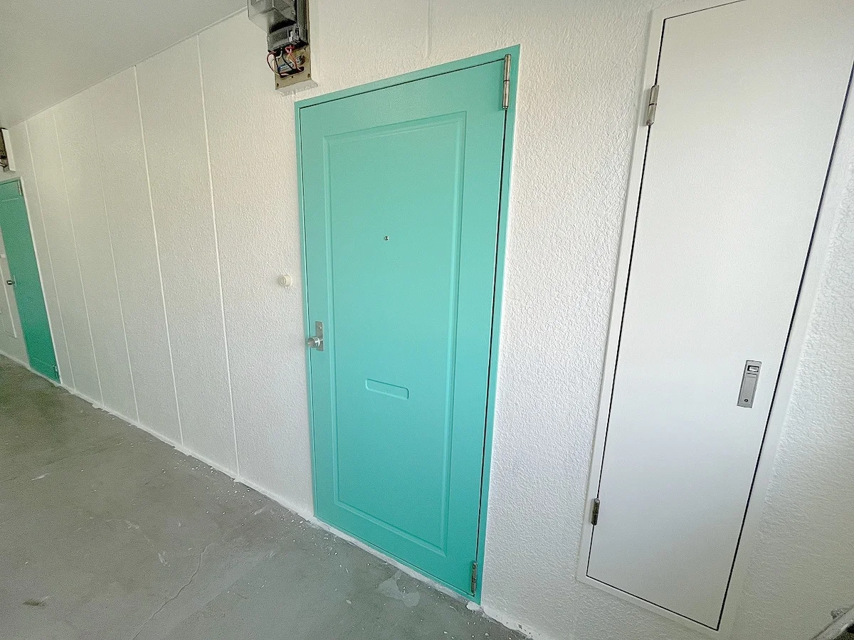 玄関はこんな感じです、端部屋ですね☺