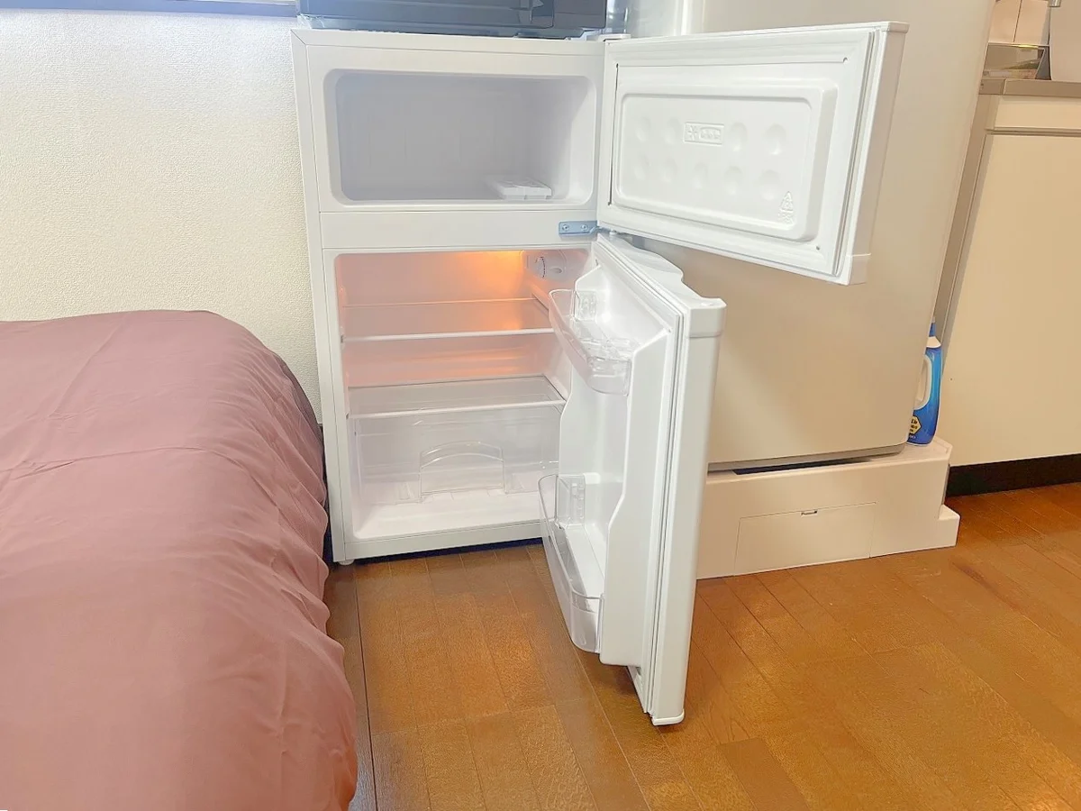 ２ドアタイプの冷蔵庫です！冷凍室もあるので便利です❄