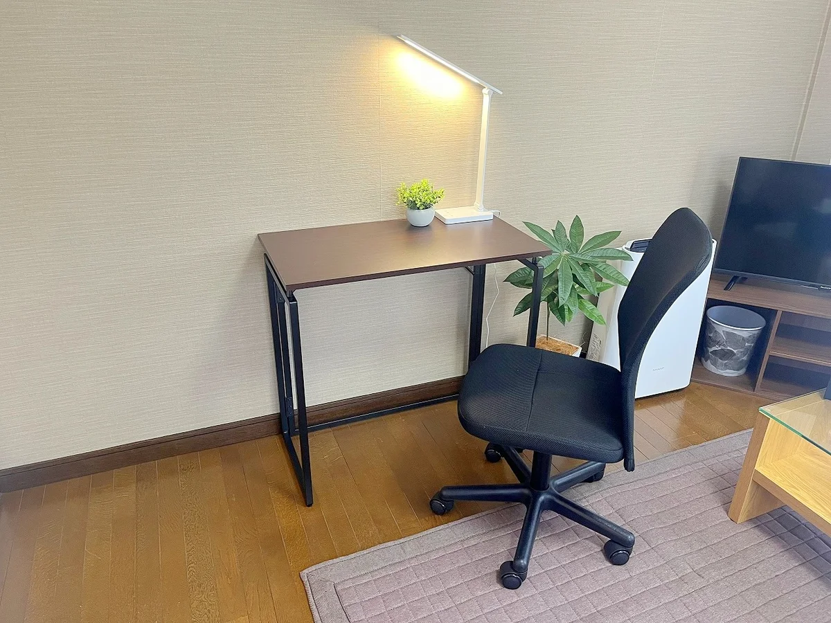 デスク＆チェアをご用意しています！作業やお食事の際にもご利用ください♪