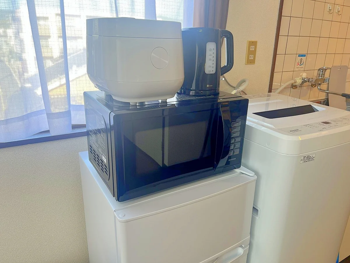 電子レンジ、炊飯器、電気ケトルがあります！忙しい時にも便利ですね☺