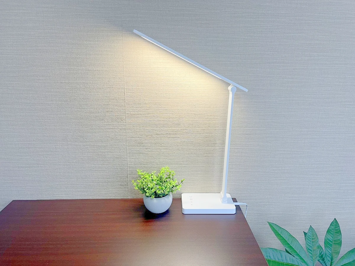 デスクライトをご用意しています🔦コンセントもあるのでPC作業などにもおすすめです！