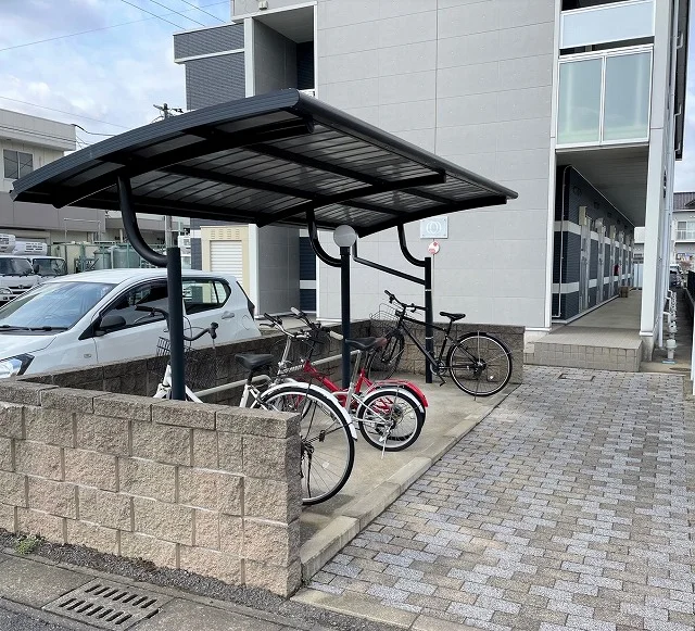 屋根付き駐輪場完備