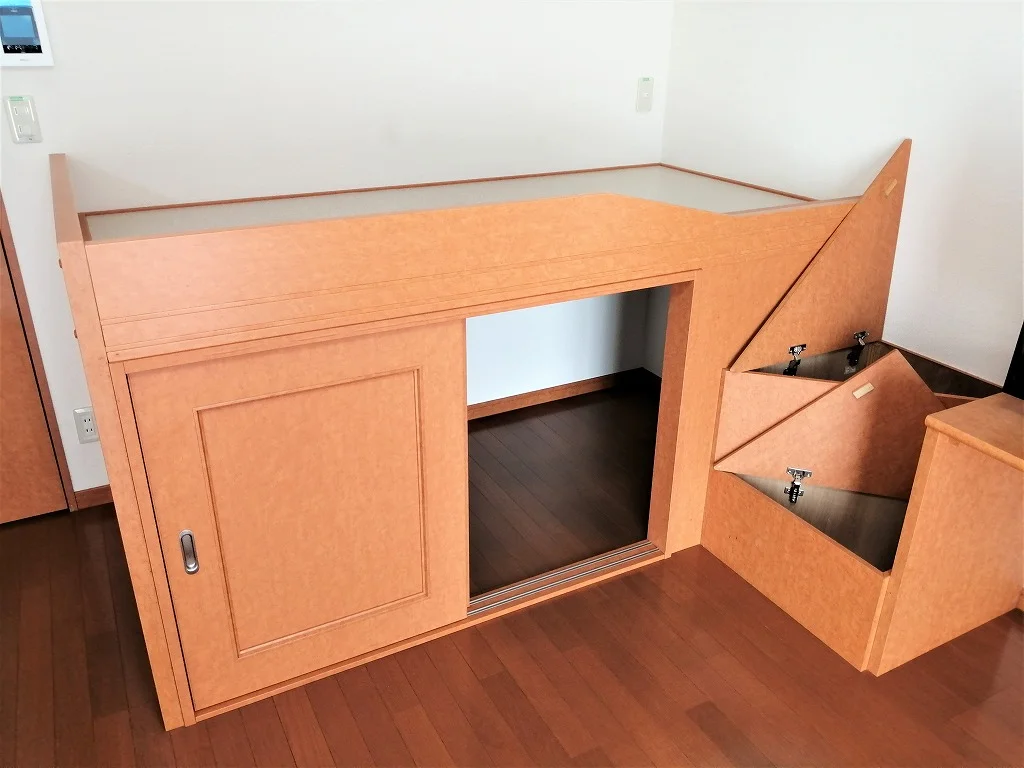 ベッドの下は収納スペースです。