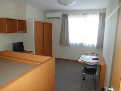 居室はカーペット張りで落ち着いた趣。