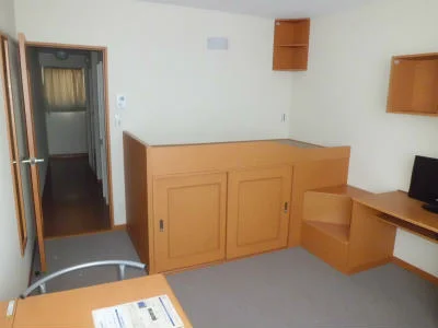 大きなベッドの下は、大きな収納です。