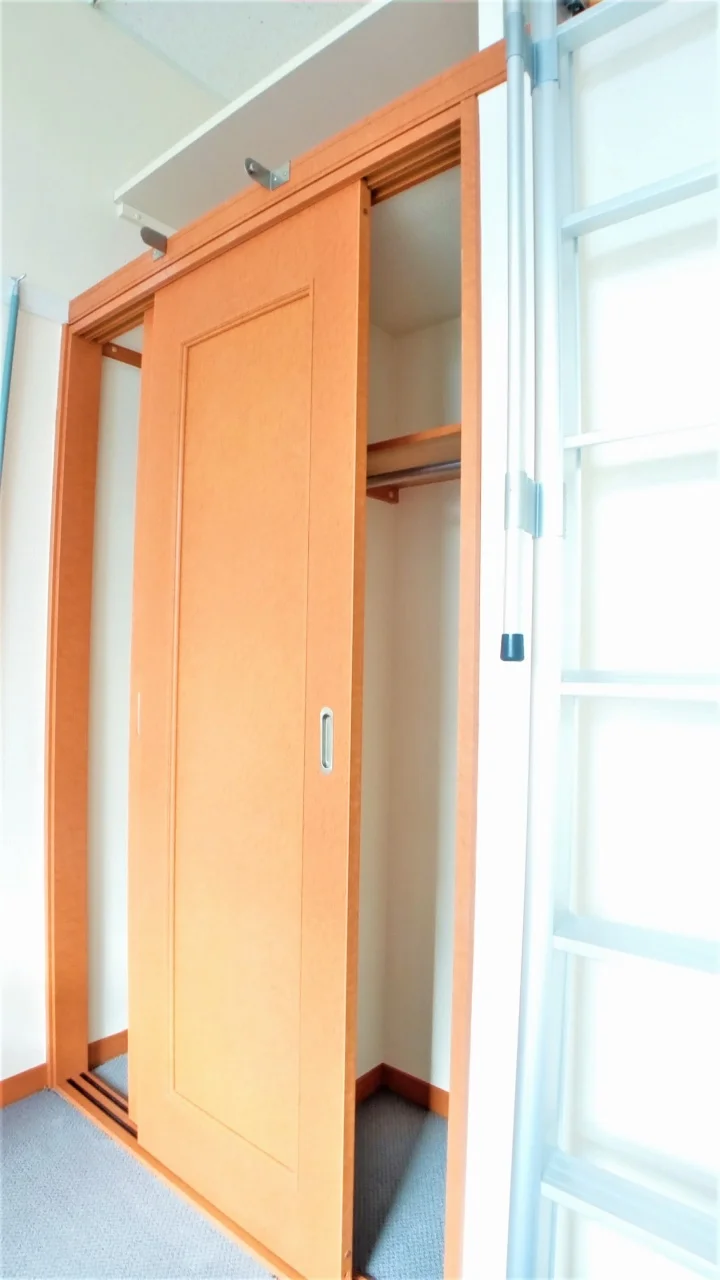 クローゼットの上にも収納スペースがあります。