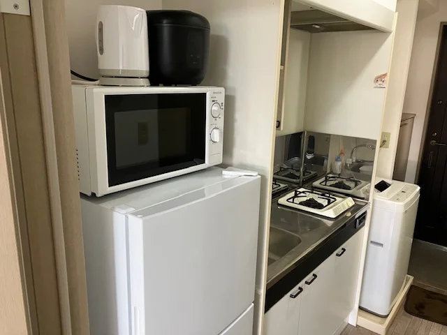 冷蔵庫、電子レンジ、電子ケトル、炊飯器があります。