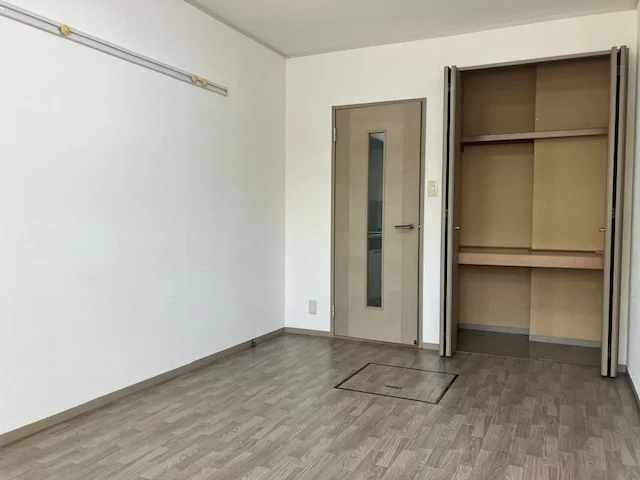 TV、ローテーブル、ソファー、ベッド、姿見の設置前写真です。