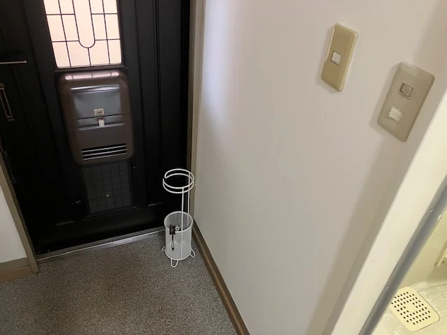 玄関には傘立て、靴ベラがあります。