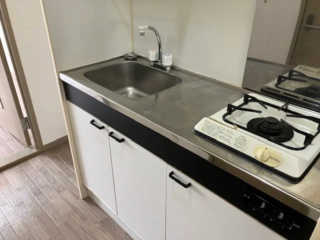 調理器具、食器設置前の写真です。